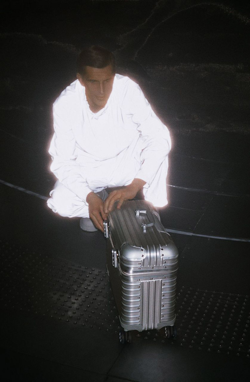 حقيبة ORIGINAL PILOT SILVER الجديدة تعيد صياغة تصميم كلاسيكي من RIMOWA ليخلب ألباب المسافرين في رحل عمل والفنانين على حدٍّ سواء